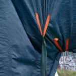 Båtpresenning med sandsäckar