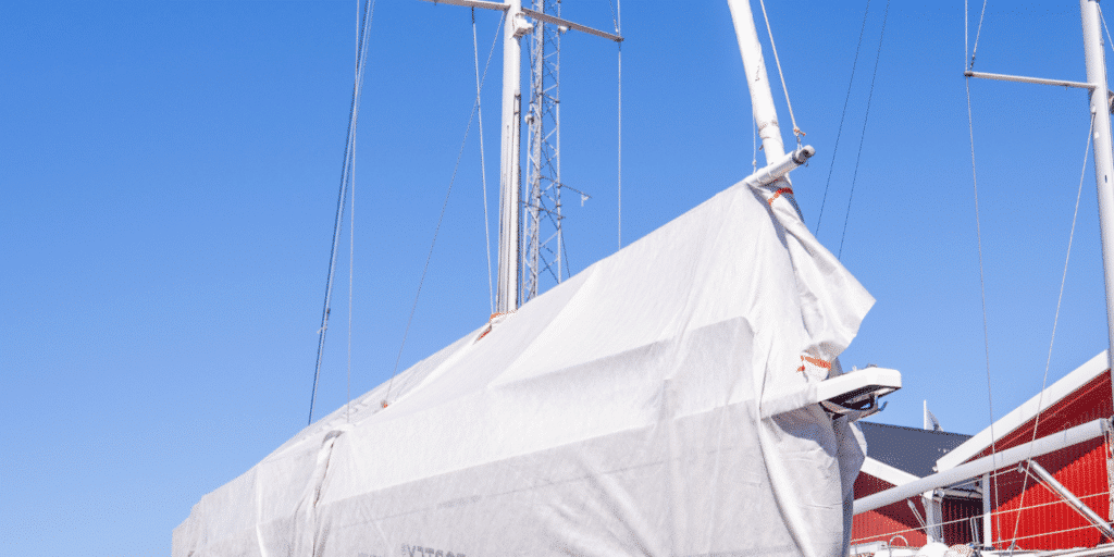 Täcka segelbåten med masten kvar